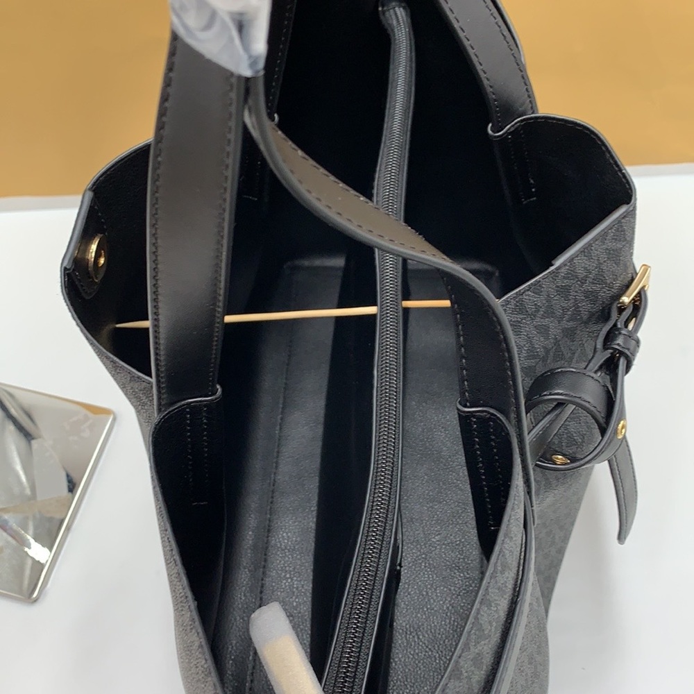 MICHAEL KORS
Emilia Large Logo Tote Shoulder Bag
COLOR Black Signature 
NWT - Picture 7 of 16